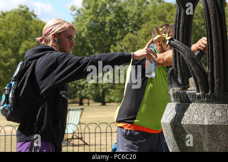 Green Park. London. UK 1 Aug 2018 - zwei Männer füllen Flaschen mit Wasser aus dem Brunnen im Green Park an einem sonnigen und warmen Tag in der Hauptstadt. Nach dem Met Office die Hitzewelle ist die Rückkehr nach einem kurzen Rückgang der Temperatur und Niederschläge in Großbritannien bei 32 Grad Celsius für das kommende Wochenende prognostiziert wird. Credit: Dinendra Haria/Alamy leben Nachrichten Stockfoto