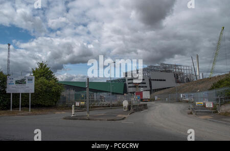 Javelin Park, Gloucestershire, UK 1. August 2018. UK Umwelt. Die Arbeit geht weiter auf der neuen Gloucestershire Energie aus Abfall Standort direkt an der Autobahn M5 Junction 12 zwischen Stonehouse und Qudgeley. Die Müllheizkraftwerk (GFG) hat als "Cape Canaveral" wurde von Einheimischen. Credit: Gavin Crilly/Alamy leben Nachrichten Stockfoto