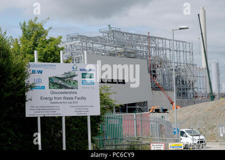 Javelin Park, Gloucestershire, UK 1. August 2018. UK Umwelt. Die Arbeit geht weiter auf der neuen Gloucestershire Energie aus Abfall Standort direkt an der Autobahn M5 Junction 12 zwischen Stonehouse und Qudgeley. Die Müllheizkraftwerk (GFG) hat als "Cape Canaveral" wurde von Einheimischen. Credit: Gavin Crilly/Alamy leben Nachrichten Stockfoto