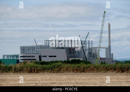 Javelin Park, Gloucestershire, UK 1. August 2018. UK Umwelt. Die Arbeit geht weiter auf der neuen Gloucestershire Energie aus Abfall Standort direkt an der Autobahn M5 Junction 12 zwischen Stonehouse und Qudgeley. Die Müllheizkraftwerk (GFG) hat als "Cape Canaveral" wurde von Einheimischen. Credit: Gavin Crilly/Alamy leben Nachrichten Stockfoto