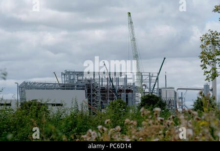 Javelin Park, Gloucestershire, UK 1. August 2018. UK Umwelt. Die Arbeit geht weiter auf der neuen Gloucestershire Energie aus Abfall Standort direkt an der Autobahn M5 Junction 12 zwischen Stonehouse und Qudgeley. Die Müllheizkraftwerk (GFG) hat als "Cape Canaveral" wurde von Einheimischen. Credit: Gavin Crilly/Alamy leben Nachrichten Stockfoto