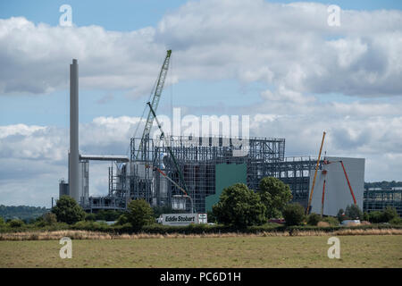 Javelin Park, Gloucestershire, UK 1. August 2018. UK Umwelt. Die Arbeit geht weiter auf der neuen Gloucestershire Energie aus Abfall Standort direkt an der Autobahn M5 Junction 12 zwischen Stonehouse und Qudgeley. Die Müllheizkraftwerk (GFG) hat als "Cape Canaveral" wurde von Einheimischen. Credit: Gavin Crilly/Alamy leben Nachrichten Stockfoto