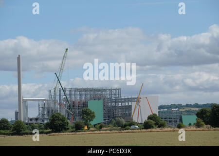 Javelin Park, Gloucestershire, UK 1. August 2018. UK Umwelt. Die Arbeit geht weiter auf der neuen Gloucestershire Energie aus Abfall Standort direkt an der Autobahn M5 Junction 12 zwischen Stonehouse und Qudgeley. Die Müllheizkraftwerk (GFG) hat als "Cape Canaveral" wurde von Einheimischen. Credit: Gavin Crilly/Alamy leben Nachrichten Stockfoto