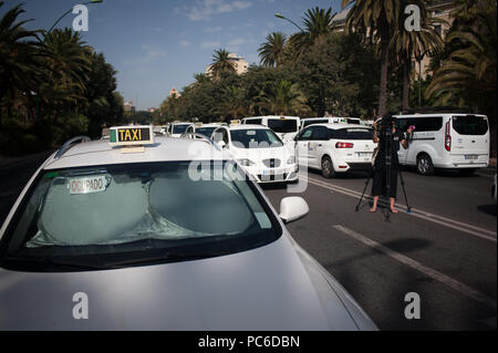 Malaga, Malaga, Spanien. 1 Aug, 2018. Ein Kameramann ist die Aufnahme der Protest als Taxifahrer der Hauptstraße Block während der Demonstration. ein Protest der Taxifahrer "Schlag gegen den unlauteren Wettbewerb, die von den Unternehmen mit eigenem Transport Uber und Cabify. Credit: Jesus Merida/SOPA Images/ZUMA Draht/Alamy leben Nachrichten Stockfoto