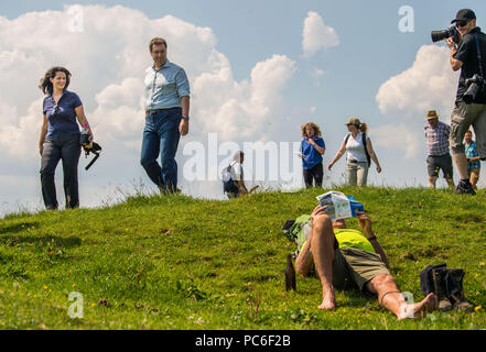 Hausham, Deutschland. 01 Aug, 2018. Michaela Kaniber (L, sowohl der Christlich Sozialen Union (CSU), Bayerischer Staatsminister für Landwirtschaft, und Markus Soeder (C), Ministerpräsident von Bayern, pass ein Teilnehmer der alpinen Weiden Aufstieg am Kreuzbergalm. Wegen der anhaltenden Hitze, in diesem Jahr weniger Menschen nahmen an der jährlichen wichtigsten Alm Inspektion der Alm Management Association. Credit: Lino Mirgeler/dpa/Alamy leben Nachrichten Stockfoto