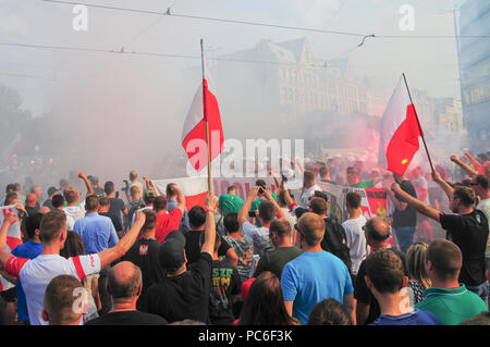 Wroclaw, Polen. August 1st, 2018. Die Leute von Wroclaw, Polen Marsch durch die Stadt am 1. August 2018, als sie den 74. Jahrestag des Warschauer Aufstandes zu gedenken. Die Revolte von 1944 sah Tausende gegen die nationalsozialistische Besetzung in einer Bemühung, zurück, ihre Stadt zu nehmen. Stockfoto