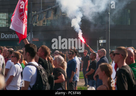 Wroclaw, Polen. August 1st, 2018. Polen, Wroclaw: Demonstranten heben Flares in einer Wolke des roten Rauch als die Leute von Breslau Marsch durch die Stadt am 1. August 2018 für den 74. Jahrestag des Warschauer Aufstandes. Die Revolte von 1944 sah Tausende gegen die nationalsozialistische Besetzung in einer Bemühung, zurück, ihre Stadt zu nehmen. Stockfoto