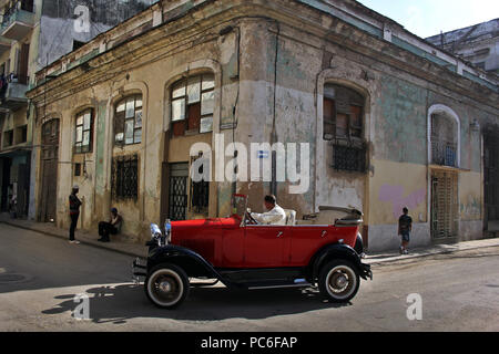 La Habana, La Habana, Kuba. 1 Aug, 2018. Ein Auto hergestellt vor fast einem Jahrhundert zirkuliert auf einer Straße in Havanna, Kuba. Credit: Alejandro Ernesto/ZUMA Draht/Alamy leben Nachrichten Stockfoto