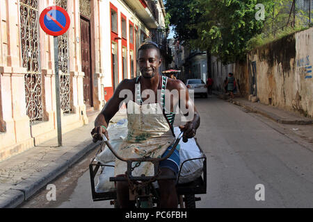 La Habana, La Habana, Kuba. 1 Aug, 2018. Ein Mann fährt ein Dreirad, eine Straße in Havanna, Kuba. Credit: Alejandro Ernesto/ZUMA Draht/Alamy leben Nachrichten Stockfoto