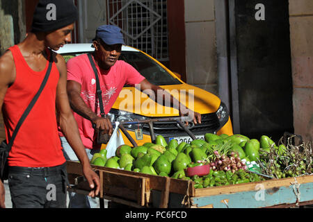 La Habana, La Habana, Kuba. 1 Aug, 2018. Ein Mann verkauft Gemüse und Obst in eine Schubkarre, auf einer Straße in Havanna, Kuba. Credit: Alejandro Ernesto/ZUMA Draht/Alamy leben Nachrichten Stockfoto