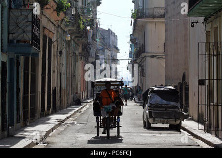 La Habana, La Habana, Kuba. 1 Aug, 2018. Eine Rikscha Transite eine Straße in Havanna, Kuba. Credit: Alejandro Ernesto/ZUMA Draht/Alamy leben Nachrichten Stockfoto