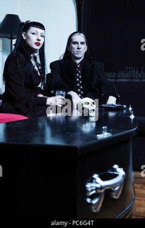 Wohnzimmer in weiß mit gotischen Kamin hohen Pflanzen weiße Couch