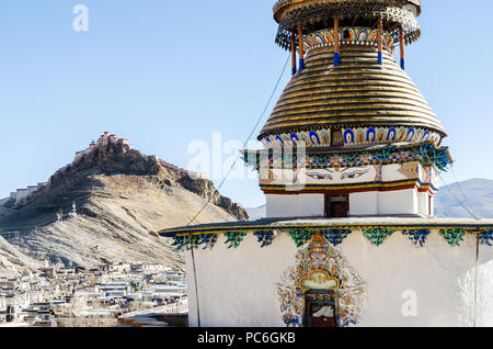 Und Kumbum Gyantse Gyantse Dzong oder Fort im Hintergrund, Tibet Stockfoto
