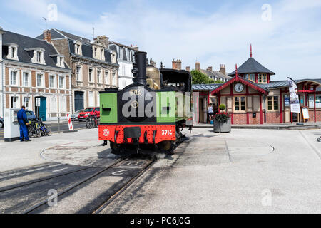 Die Chemin de Fer de la Baie de Somme, Dampflok, auf der Drehscheibe in St, Valery-Sur-Somme, Picardie, Frankreich Stockfoto