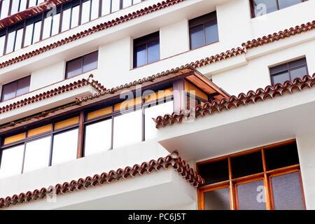 Stadt, Architektur und Bauwesen. Fassade und Fenster schließen Bild Stockfoto