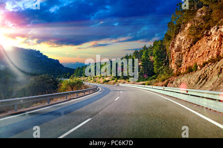 Straße und Verkehr Konzept. Sunset Landschaft und Berge. Autobahn nach Schicksal. Ruhe und Sicherheit fahren Stockfoto