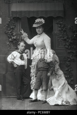 75 Princess Helena Augusta Victoria Schleswig-holsteins mit ihren beiden ältesten Kinder von Alexander Bassano Stockfoto