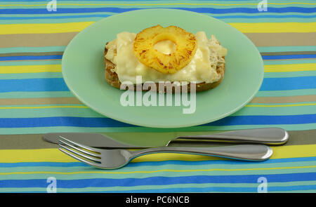 Öffnen konfrontiert Thunfisch Salat sandwich Schmelzen mit Mozzarella Käse und Ananas Ring auf Vollkornbrot Stockfoto