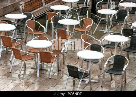 Tische und Stühle in der open Air Cafe mit schöner Aussicht Stockfoto