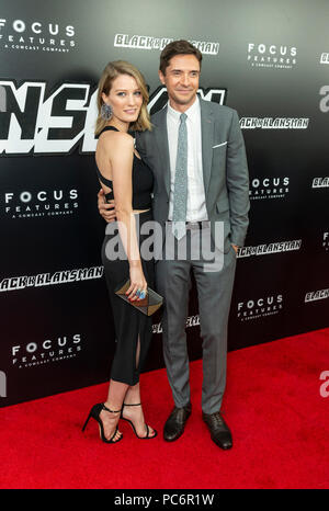 New York, Vereinigte Staaten. 30. Juli, 2018. Ashley Hinshaw und Topher Grace besuchen BlacKkKlansman Premiere an der BAM Harvey Theater Credit: Lev Radin/Pacific Press/Alamy leben Nachrichten Stockfoto