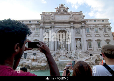 Rom. Touristen am Trevi-Brunnen in Rom; nach einer Umfrage des CNA Study Center (Tourismus und Handel), die Königin der Sommer 2018. Die Forschung geht davon aus, dass 24,5 Millionen ausländische Touristen werden in den drei Sommermonaten schätzen - steigende Australier, Japaner und US, Bestätigungen für die Russen und Chinesen, die in unserem Land gegen 23 Millionen in 2017. (Foto von Patrizia Cortellessa/Pacific Press) Stockfoto