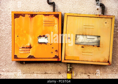 Schützende Metall Box Der gaszähler an der Wand des Hauses Stockfoto