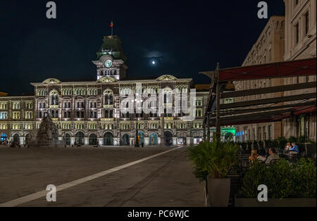 Triest, Italien, vom 31. Juli 2018. Der Vollmond über Rathaus von Triest an der Piazza Unità d'Italia gesehen. Foto von Enrique Ufer Stockfoto