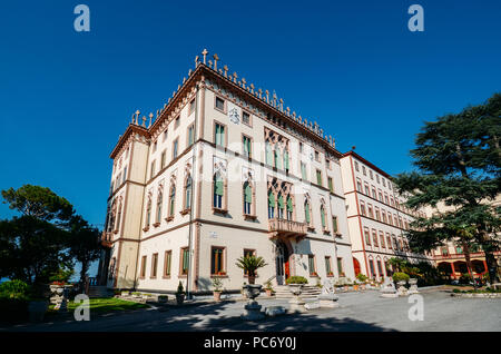 Weitwinkelaufnahme der schönen und noblen Villa am Gardasee Ufer, Lombardei, Italien Stockfoto