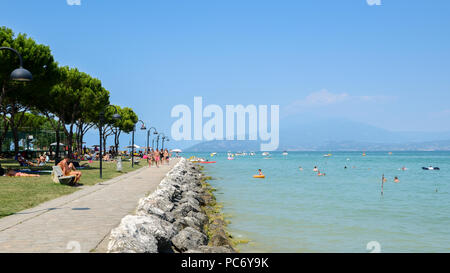 Öffentlicher Strand am Gardasee an einem schönen Sommertag Stockfoto