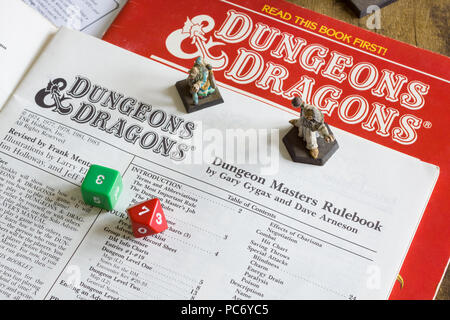 Dungeons &amp; Dragons Dungeon Master Regelbuch als Teil einer D & D Spielangebot im Jahr 1983 veröffentlicht. Das Spiel wurde von Gary Gygax und Dave Arneson entworfen. Stockfoto