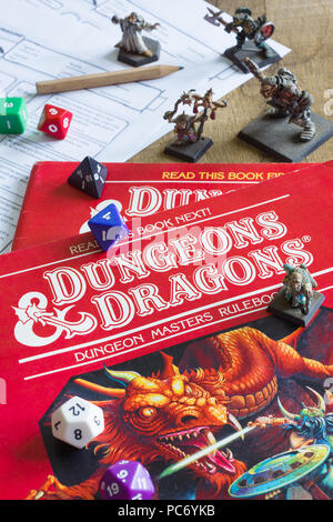 Dungeons &amp; Dragons Dungeon Master Regelbuch als Teil einer D & D Spielangebot im Jahr 1983 veröffentlicht. Das Spiel wurde von Gary Gygax und Dave Arneson entworfen. Stockfoto