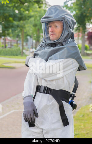 Insekt exterminator Kleider bis in luftdichten Arbeitskleidung in Wohngegend Stockfoto