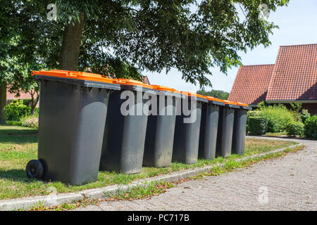 Reihe der grauen Abfallbehälter für Verpackungsmaterial entlang der Straße Stockfoto