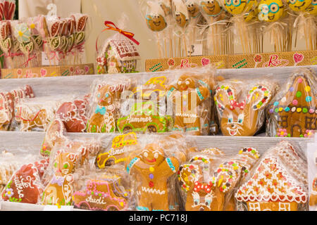 Lebkuchen, Herz, Auto, Haus, Zeichentrickfiguren und Gingerbread Man Formen angezeigt zum Verkauf und in Schutzhülle aus Kunststoff Folie umwickelt. Stockfoto