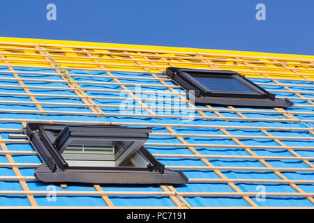 Zwei neue Dachfenster auf dem Dach eines neuen Home Stockfoto