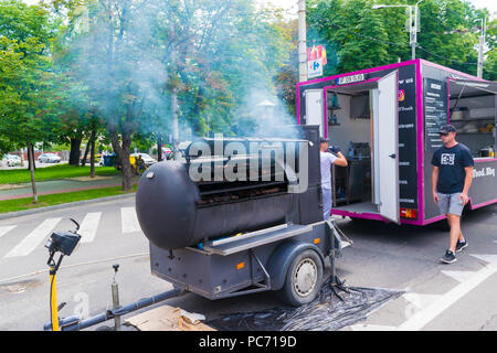 Ploiesti, Rumänien - 14 Juli, 2018: Der Mensch nimmt an Grill, Rauch Haus Backofen in Form von Zug Lokomotive auf der mittelalterlichen Festival in Ploiesti, Prah Stockfoto