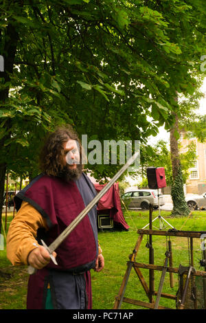 Ploiesti, Rumänien - 14 Juli, 2018: Schauspieler verkleidet als Ritter guardian zeigen, wie ein Kampf Schwert an Das mittelalterliche Fest in Ploiesti, P zu verwenden Stockfoto