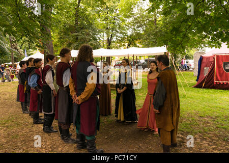 Ploiesti, Rumänien - 14. Juli 2018: Verkleidet Damen und Ritter alte mittelalterliche Tanz in der freien Szene in der mittelalterlichen Festival reproduzieren in Ploies Stockfoto