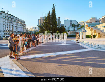 Touristen besuchen die Wachablösung der Evzones, Soldaten der Griechischen Präsidentengarde, das Alte Schloss. Syntagma Platz. Athen. Stockfoto