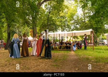 Ploiesti, Rumänien - 14. Juli 2018: Verkleidet Damen alte mittelalterliche Tanz im Freien Szene reproduzieren Sie die mittelalterliche Festival in Ploiesti, Prahova Stockfoto