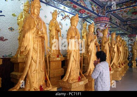 Linh Phuoc buddhistischen Pagode. Quan bin Bodhisattva des Mitgefühls oder der Göttin der Barmherzigkeit. Quan bin Bodhisattva des Mitgefühls oder der Göttin der Barmherzigkeit. Verehrer zu beten. Dalat. Vietnam. | Verwendung weltweit Stockfoto