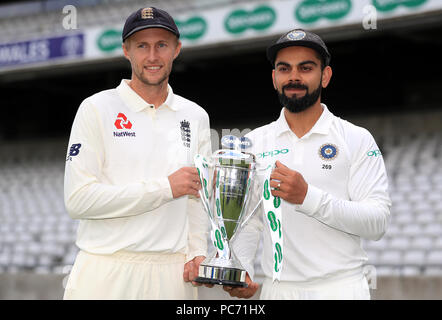 England Kapitän Joe Root (links) und Indien Kapitän Virat Kohli mit dem Specsavers Test Match Trophäe während einer Medienveranstaltung im Edgbaston, Birmingham. Stockfoto
