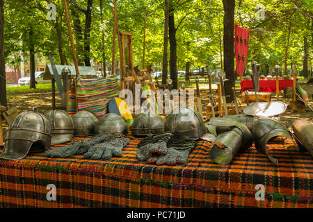 Anzeige von mittelalterlichen Waffen und Rüstungen mit Fokus auf Kopf und Arme Metal Armor in der mittelalterlichen Festival in Ploiesti, Prahova, Rumänien statt. Stockfoto