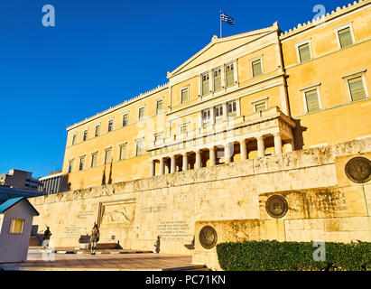 Principal Fassade der ehemaligen Königlichen Palast, dem griechischen Parlament Gebäude, bei Sonnenuntergang. Und das Denkmal des unbekannten Soldaten am Syntagma Platz. Athen. Stockfoto