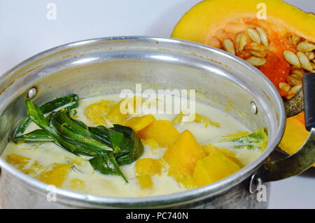 Kürbis gekocht in Kokosmilch thailändisches Dessert Stockfoto