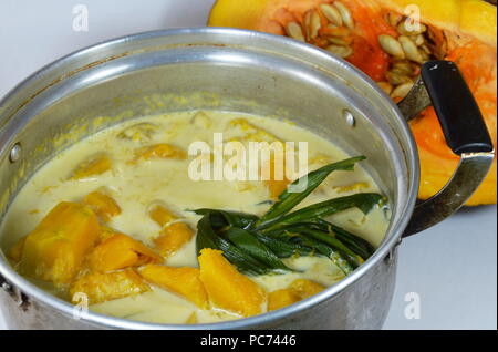 Kürbis gekocht in Kokosmilch thailändisches Dessert Stockfoto