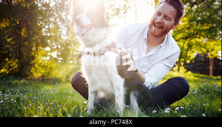 Mann mit Spaß und Spiel mit seinem Hund Stockfoto