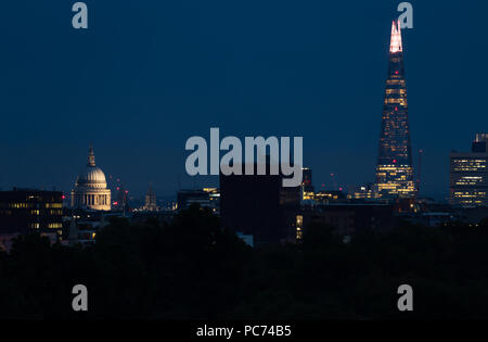 Lichter gehen an St. Pauls und Shard, London Stockfoto