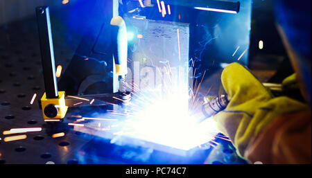 Man Schweißnähte an der Fabrik in der Metallindustrie arbeiten Stockfoto