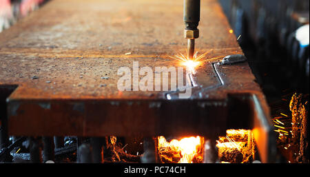 Hochpräzise CNC-Brennschneiden Blech Stockfoto